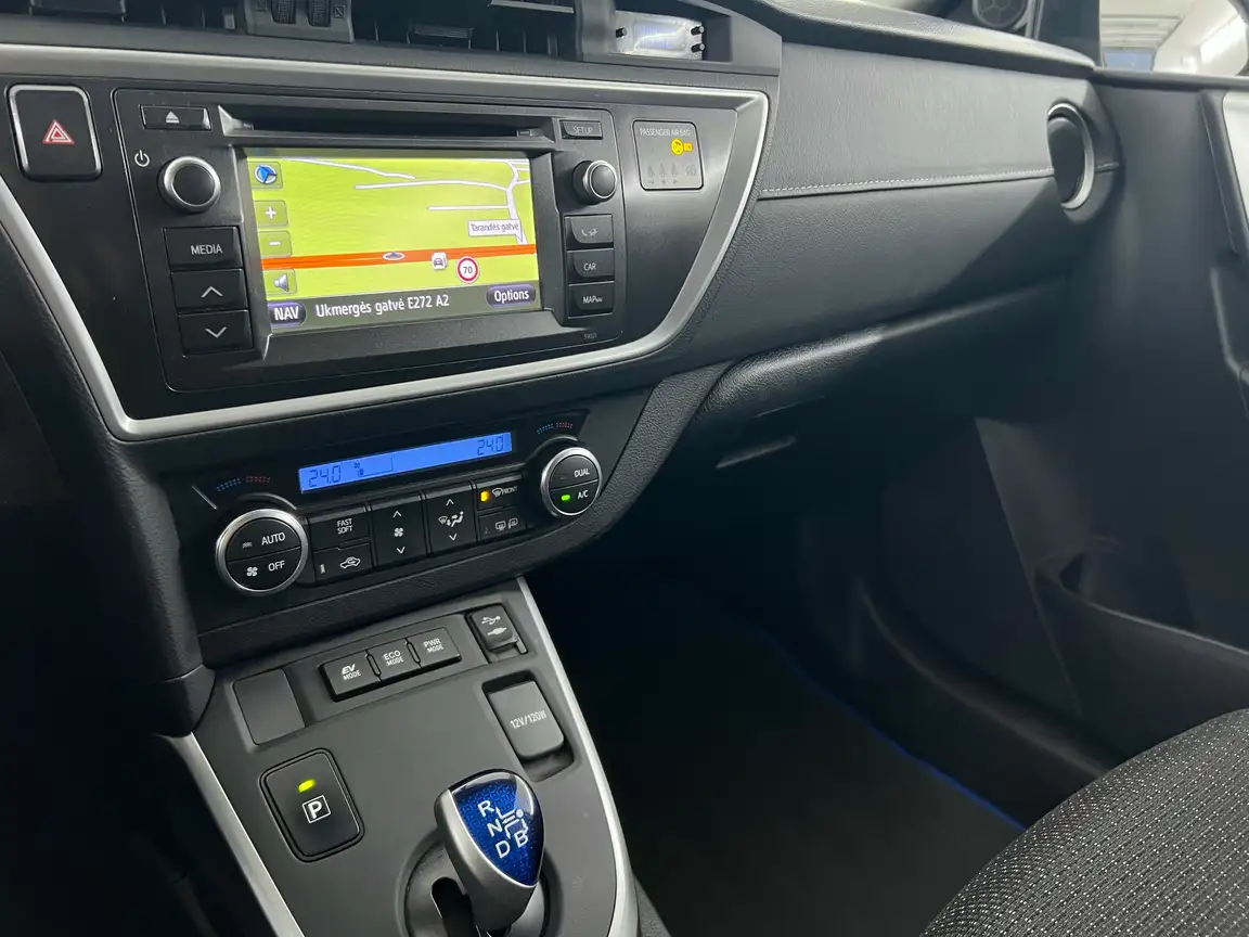 TOYOTA AURIS