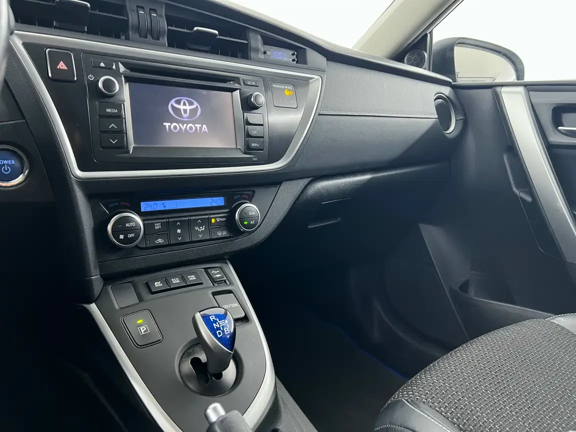 TOYOTA AURIS