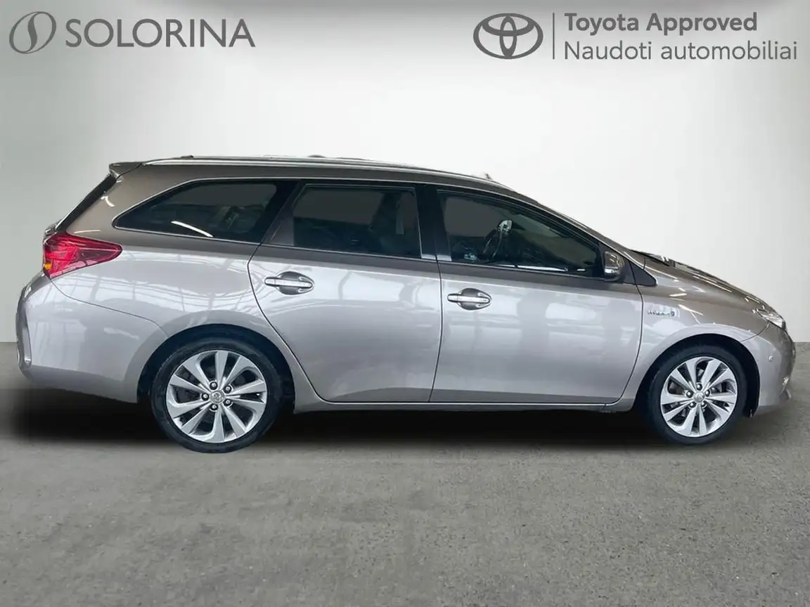 TOYOTA AURIS