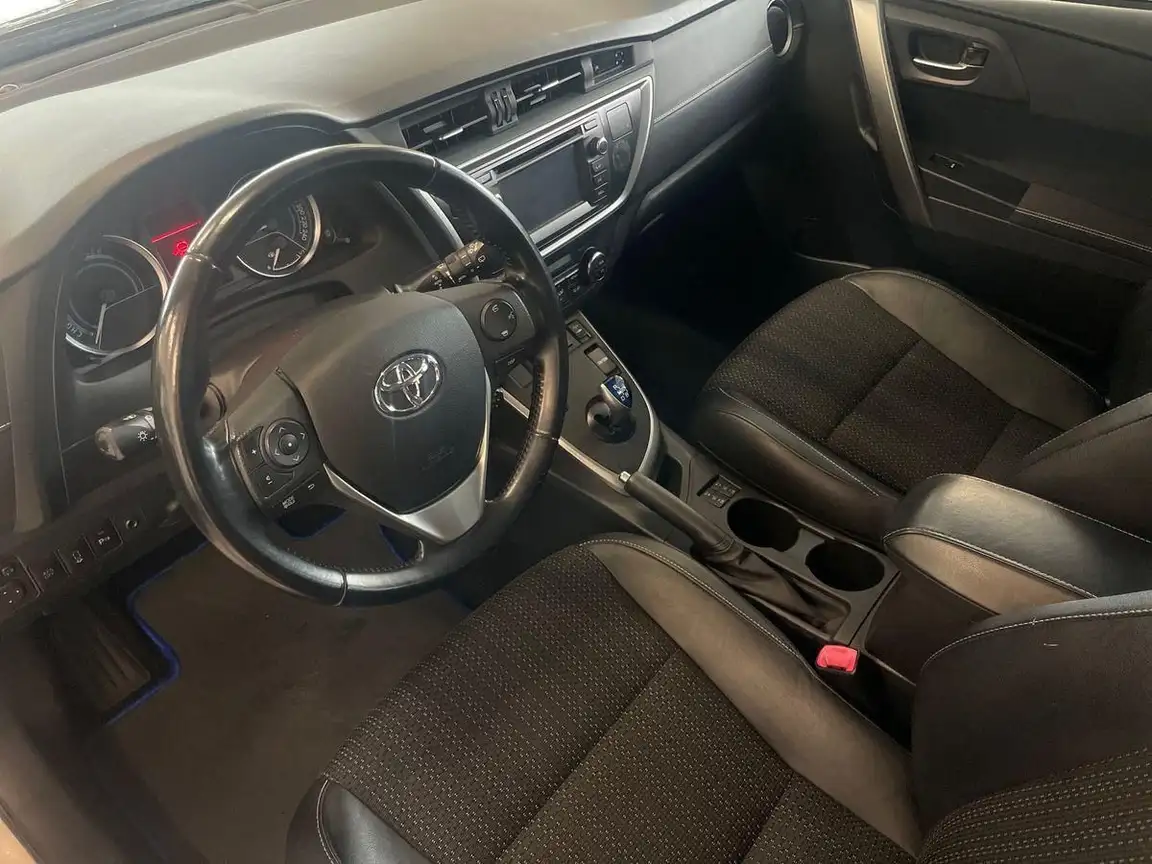 TOYOTA AURIS