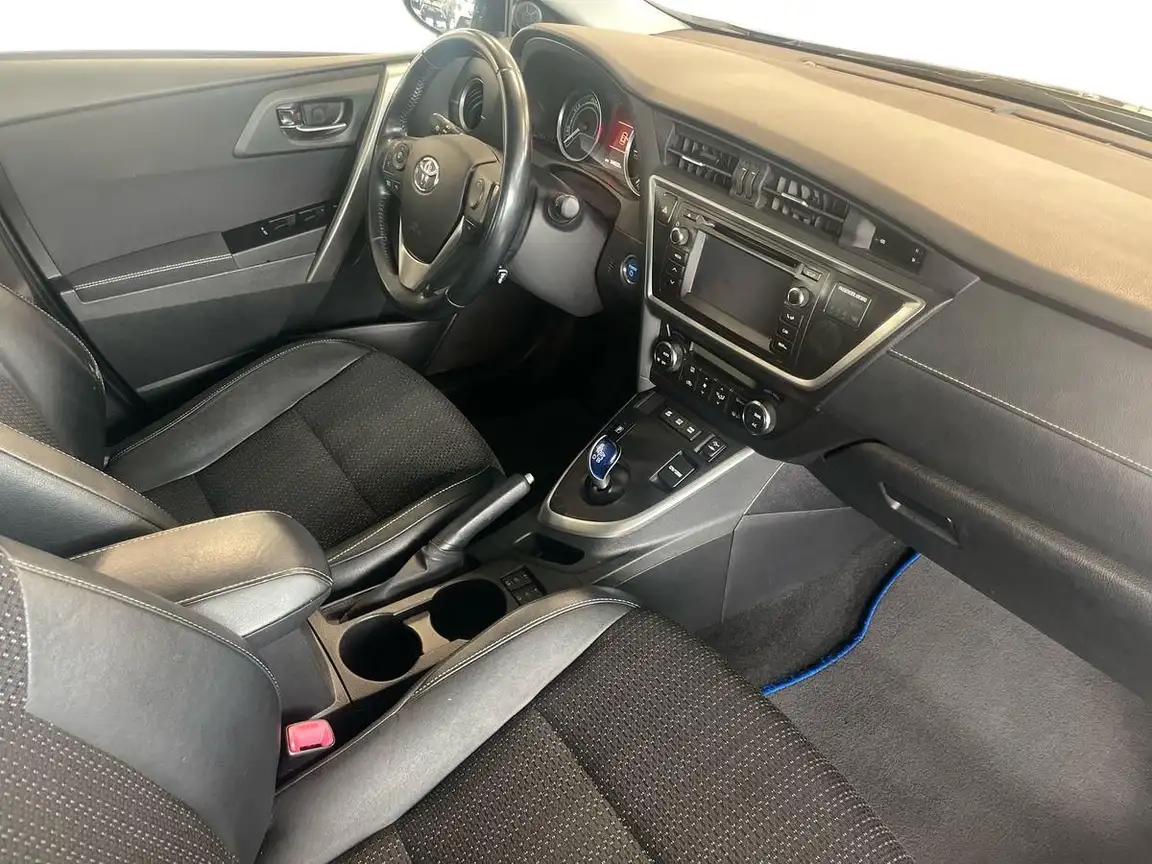 TOYOTA AURIS