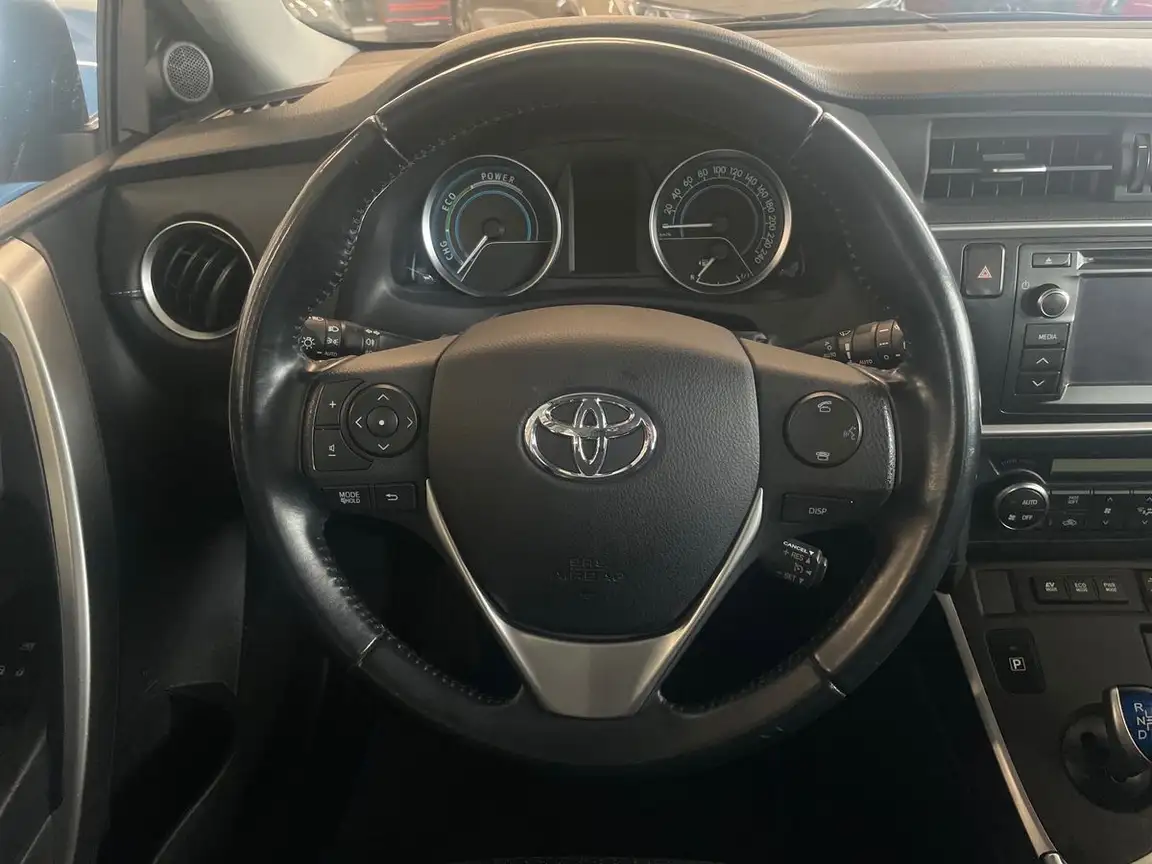 TOYOTA AURIS