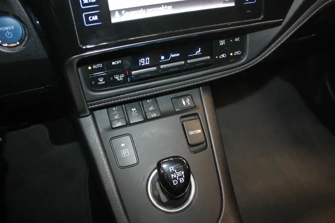 TOYOTA AURIS