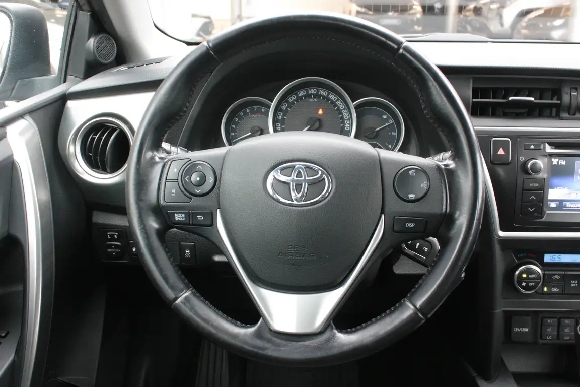 TOYOTA AURIS