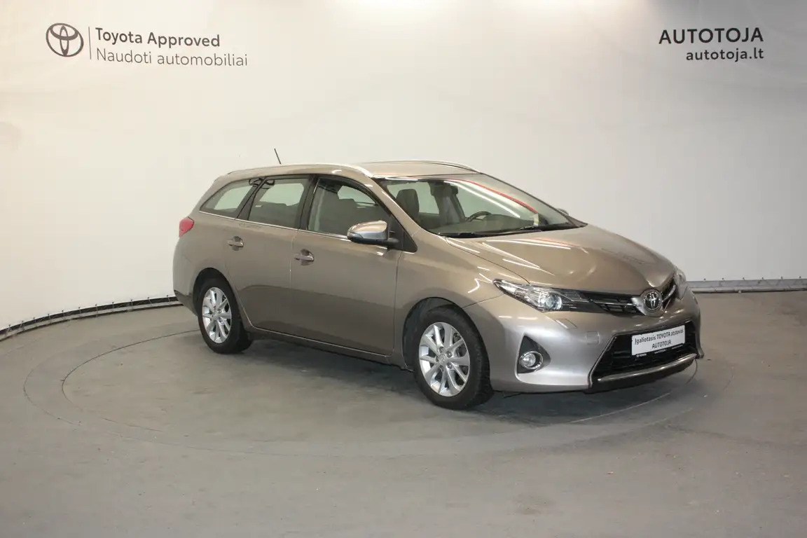 TOYOTA AURIS