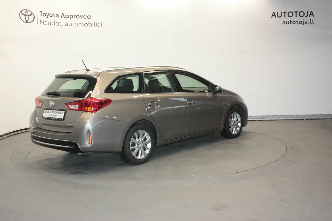 TOYOTA AURIS