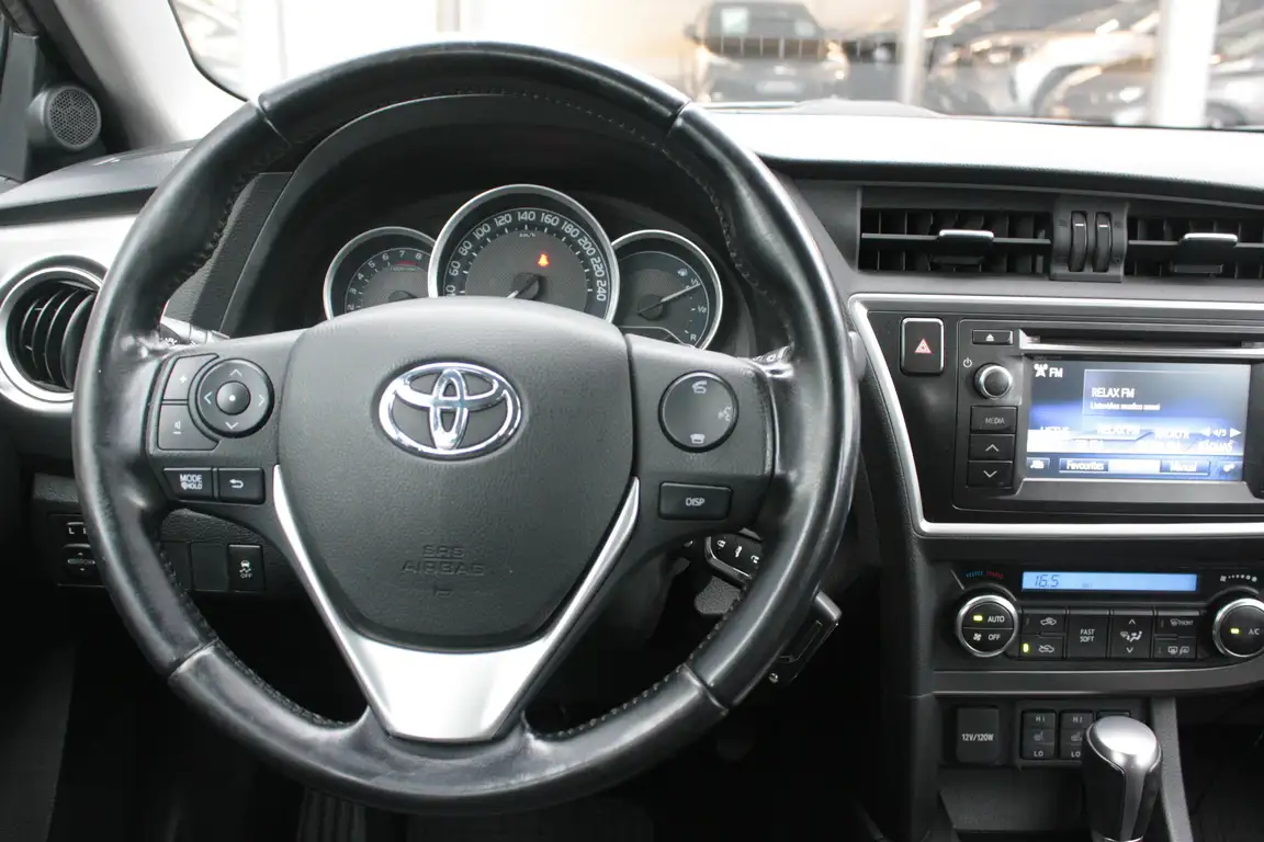 TOYOTA AURIS