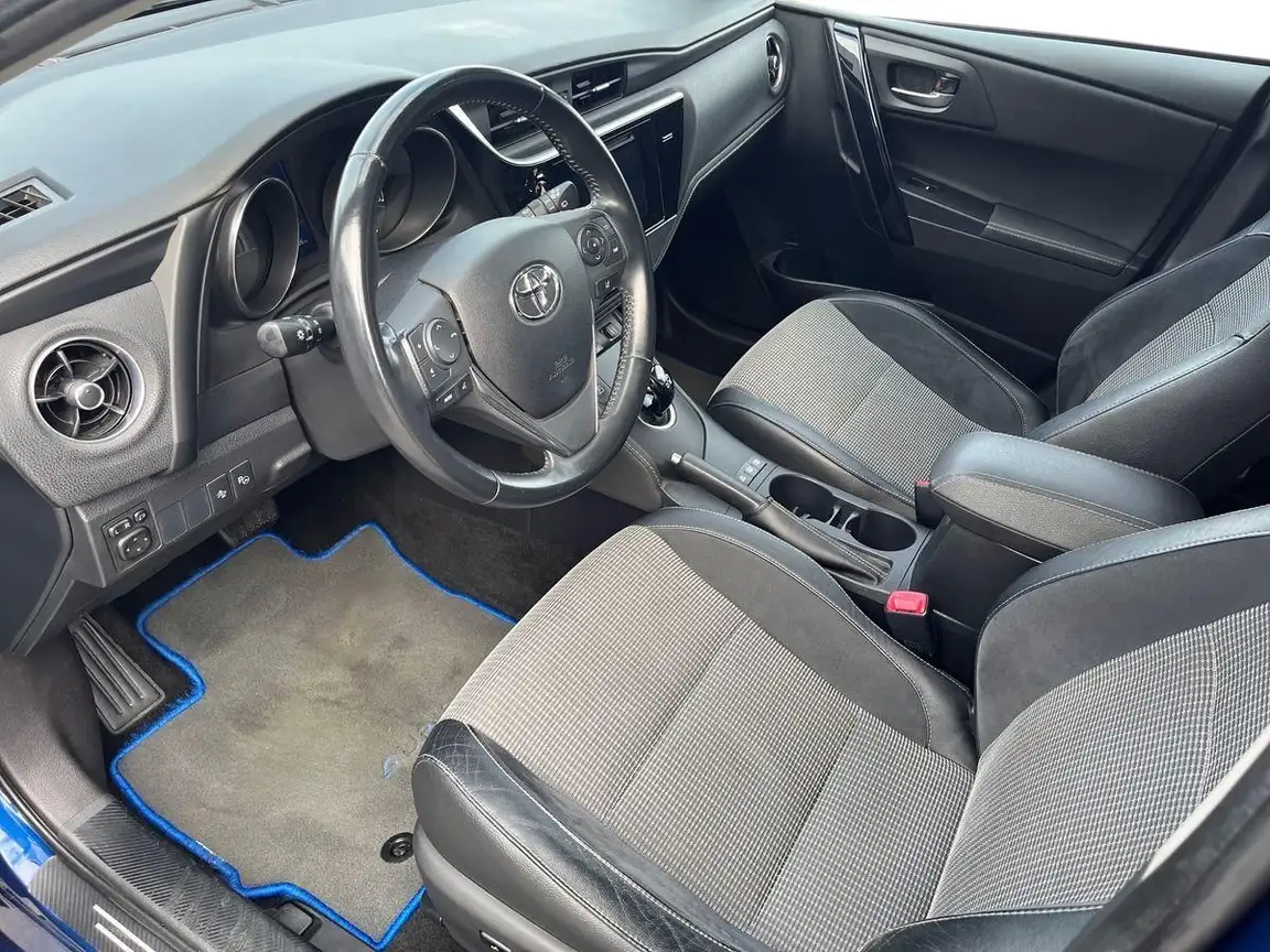 TOYOTA AURIS