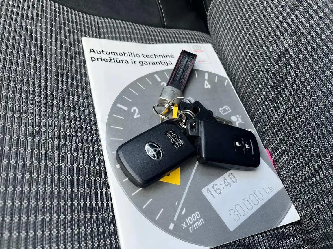 TOYOTA AURIS