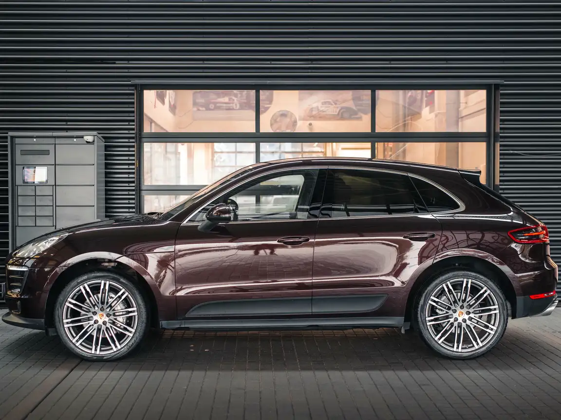 PORSCHE MACAN