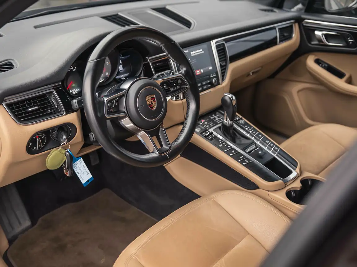 PORSCHE MACAN