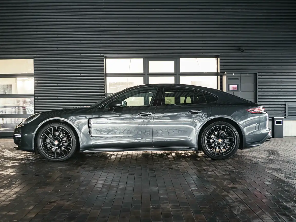PORSCHE PANAMERA