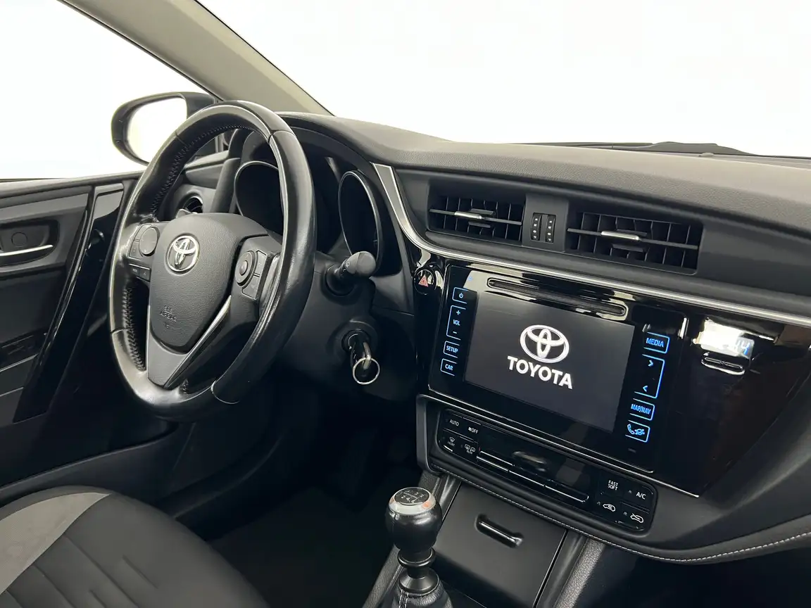 TOYOTA AURIS