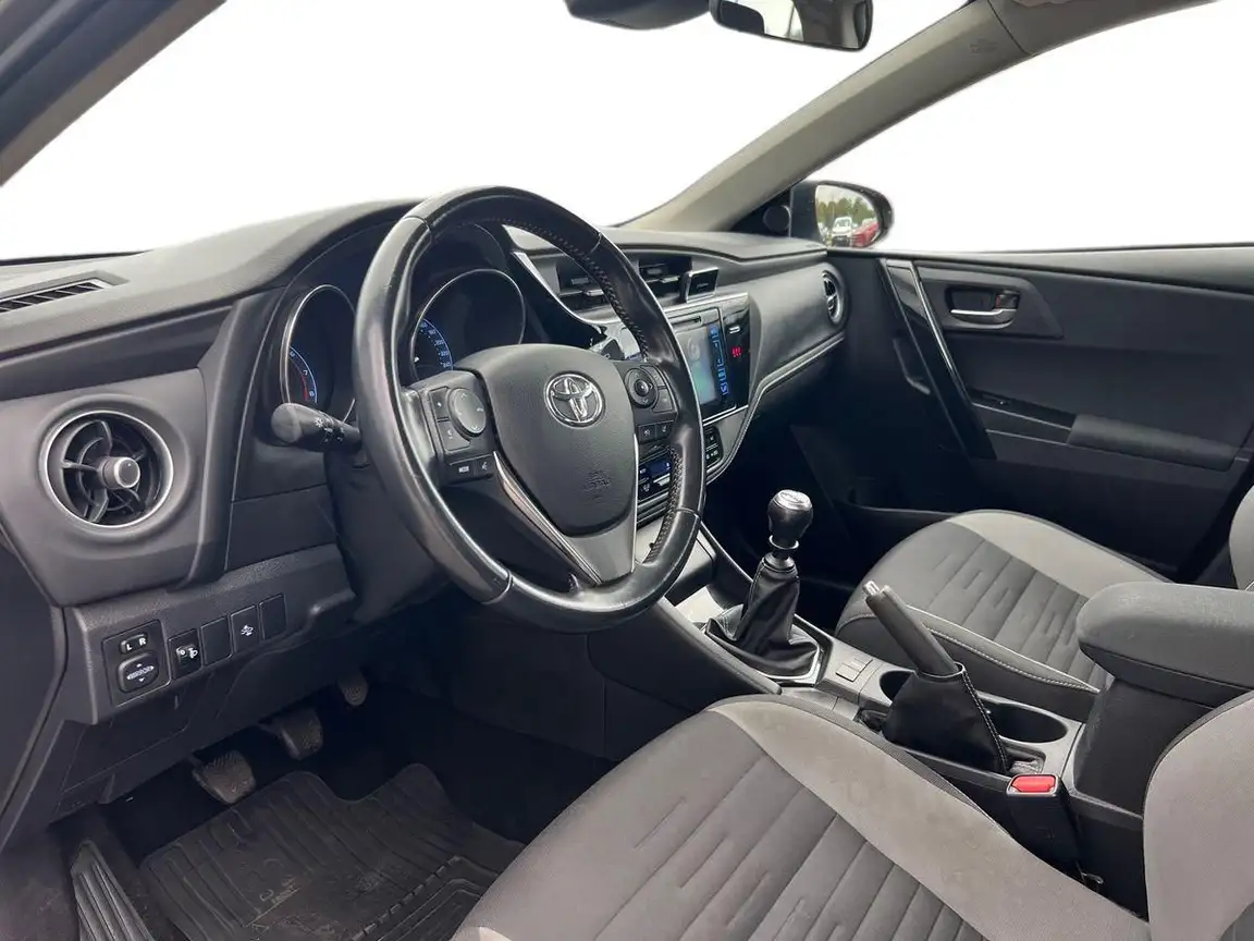 TOYOTA AURIS
