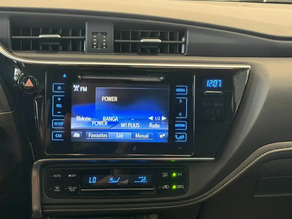 TOYOTA AURIS