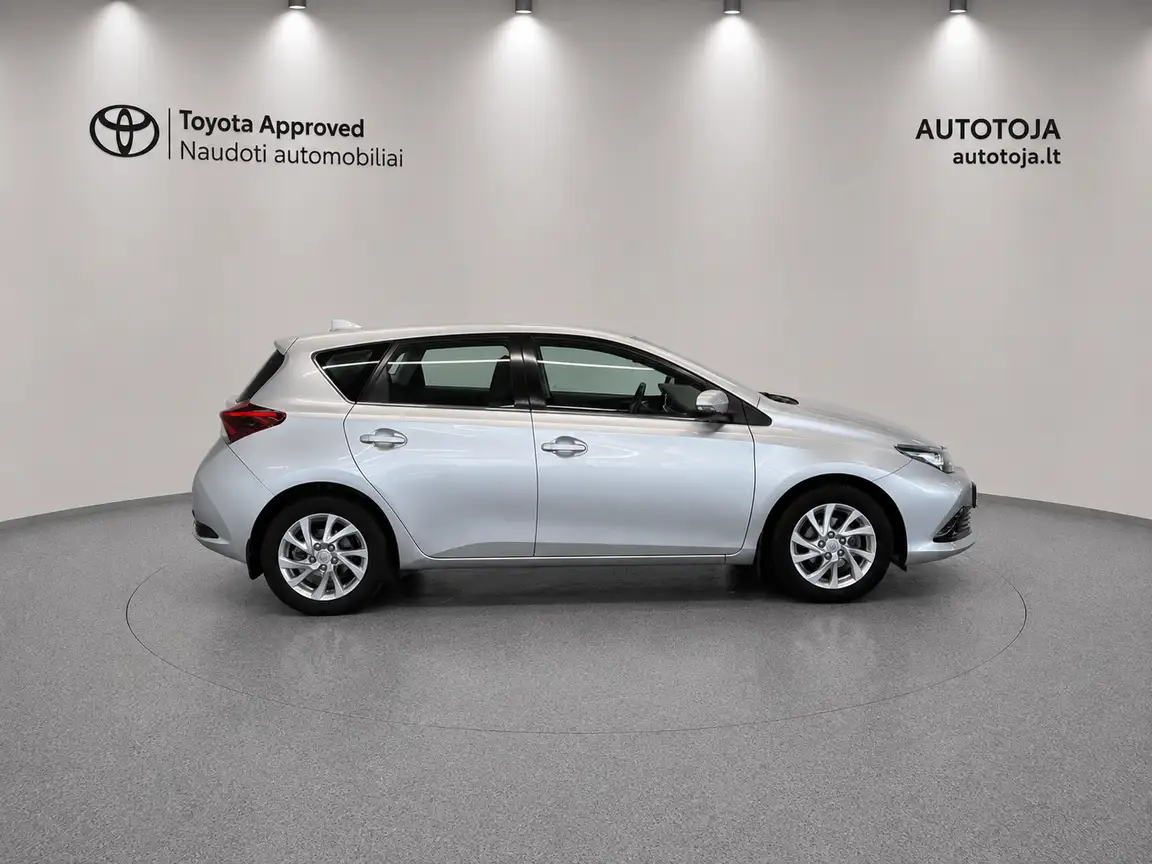 TOYOTA AURIS