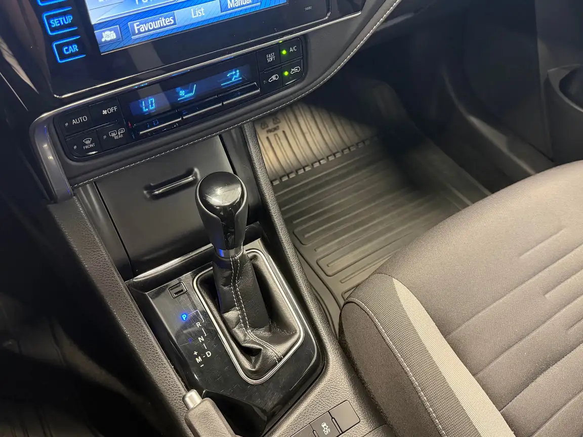 TOYOTA AURIS