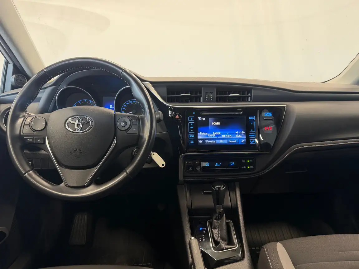TOYOTA AURIS