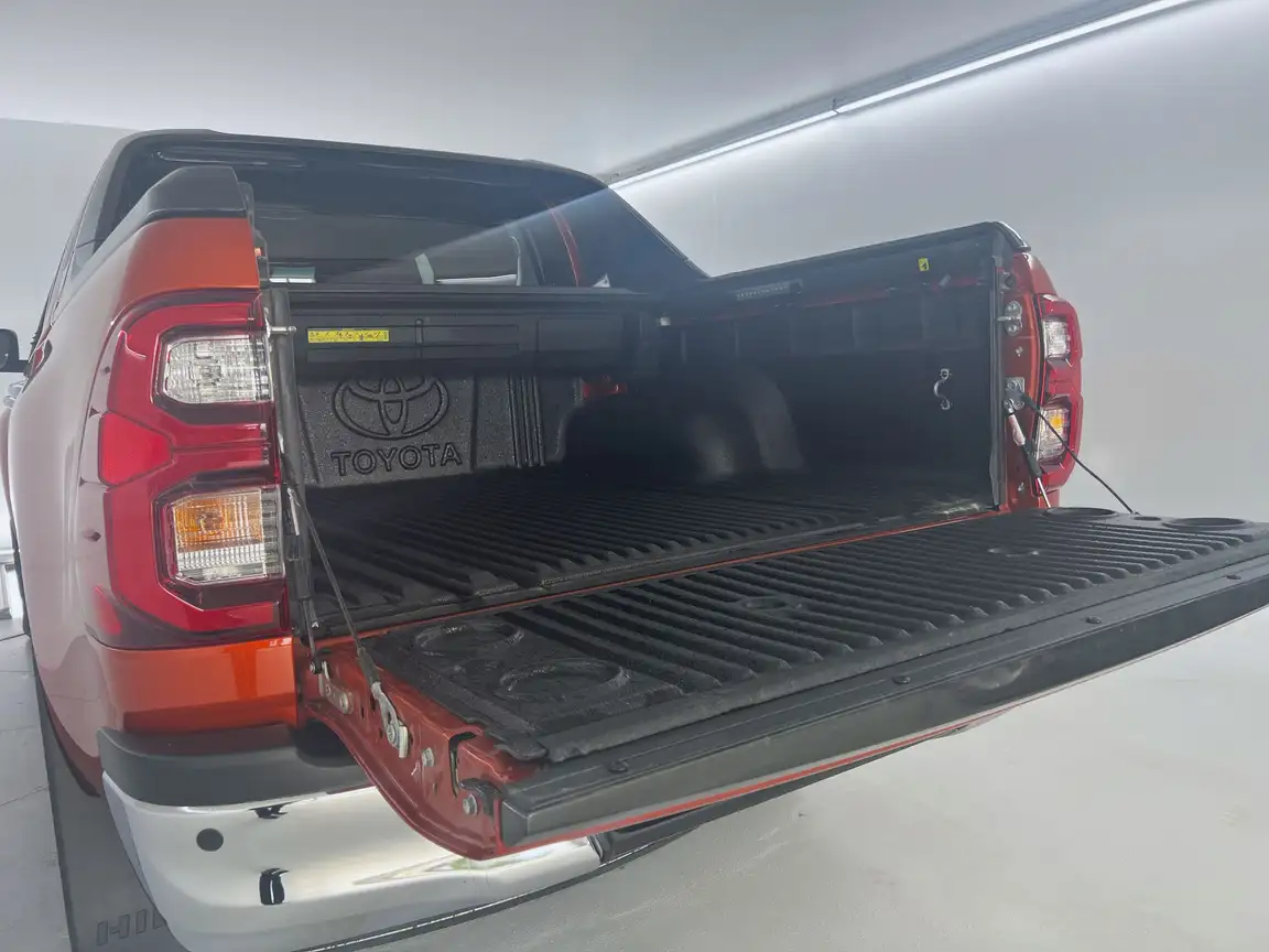 TOYOTA HILUX
