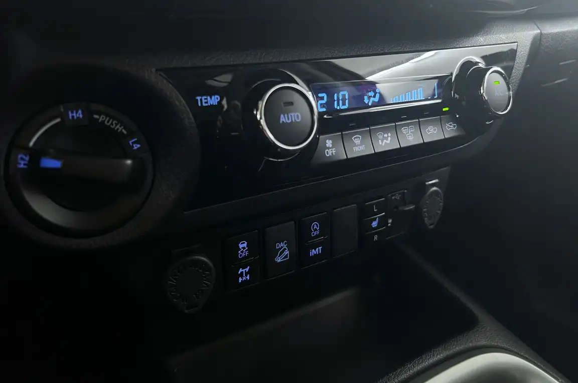 TOYOTA HILUX