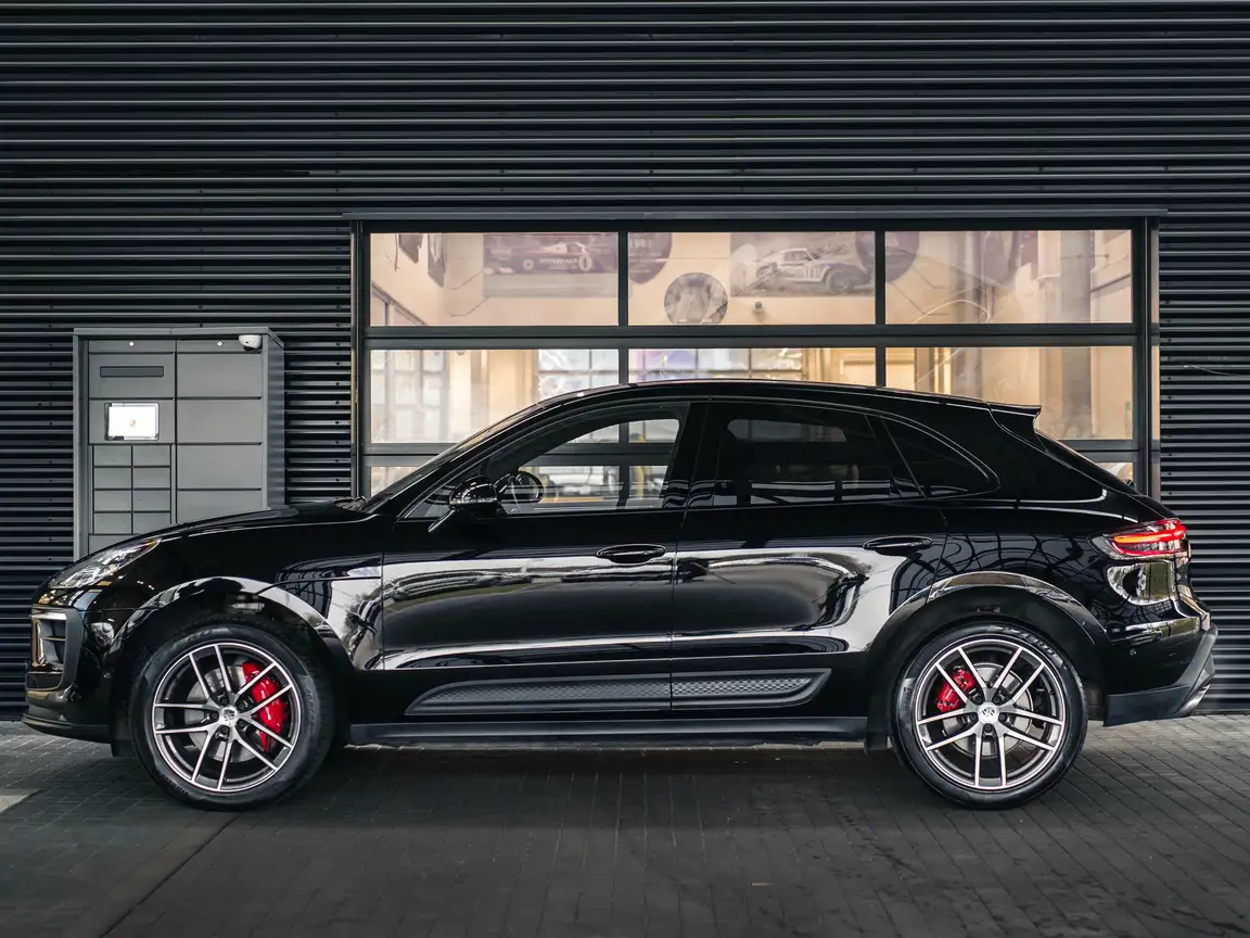 PORSCHE MACAN