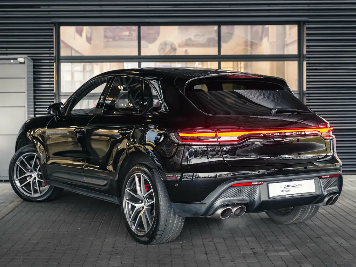 PORSCHE MACAN