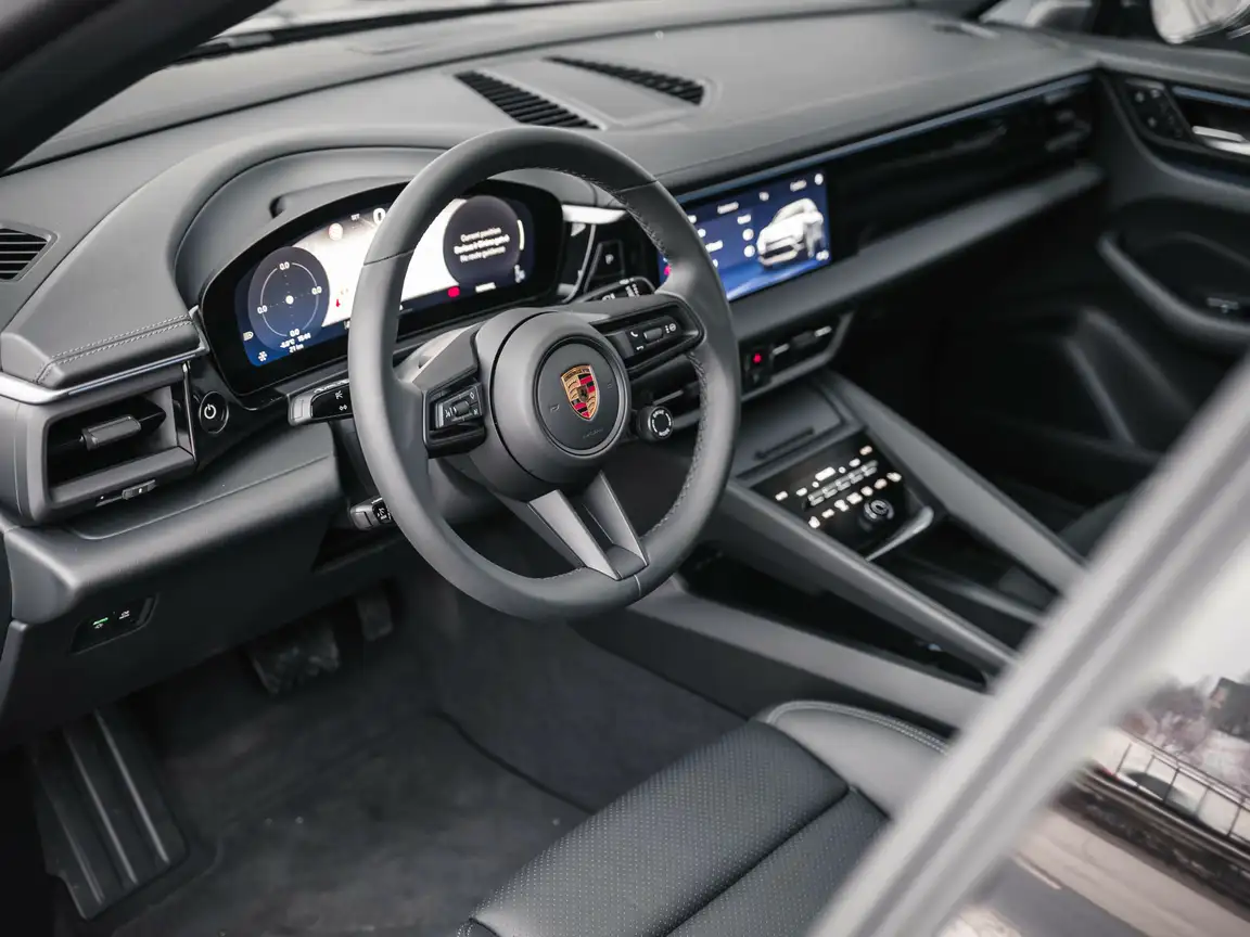 PORSCHE MACAN