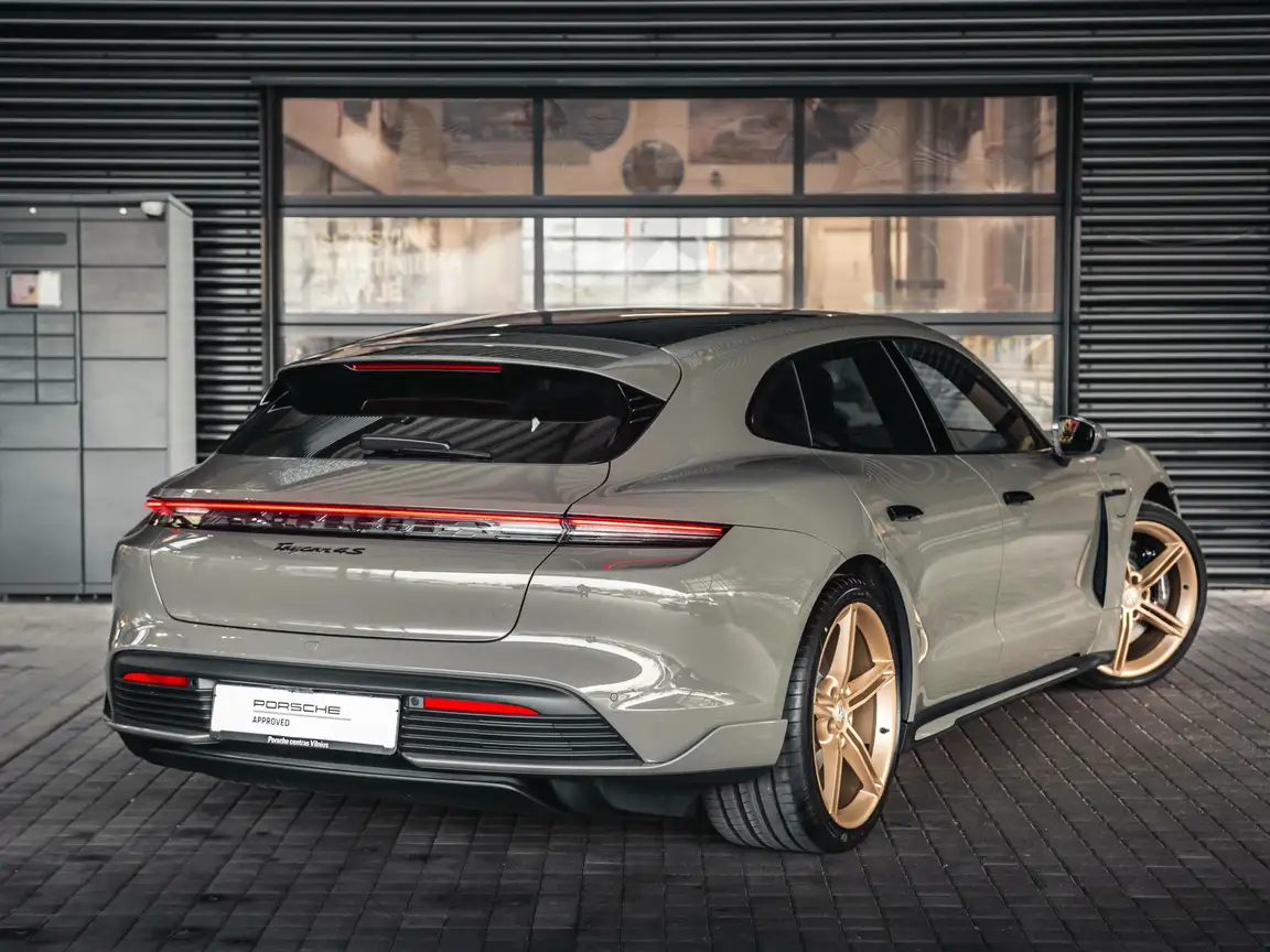 PORSCHE TAYCAN