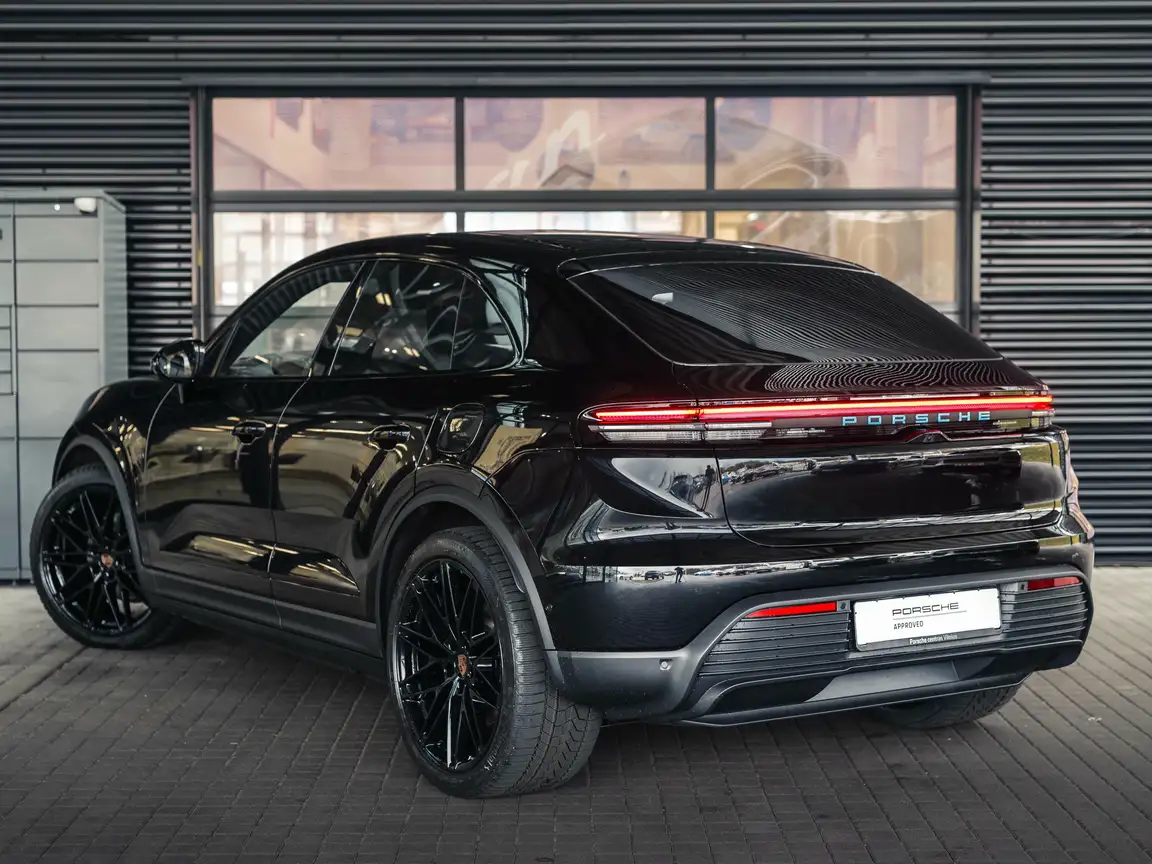 PORSCHE MACAN