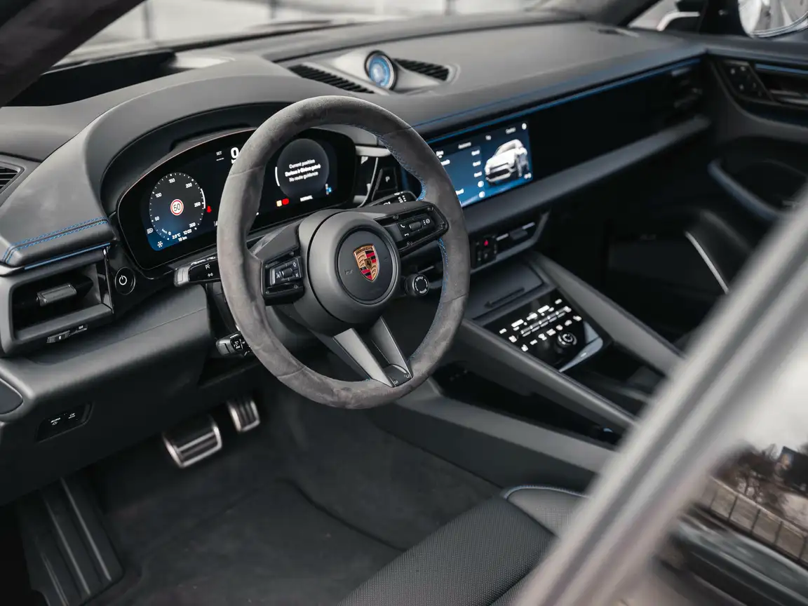 PORSCHE MACAN