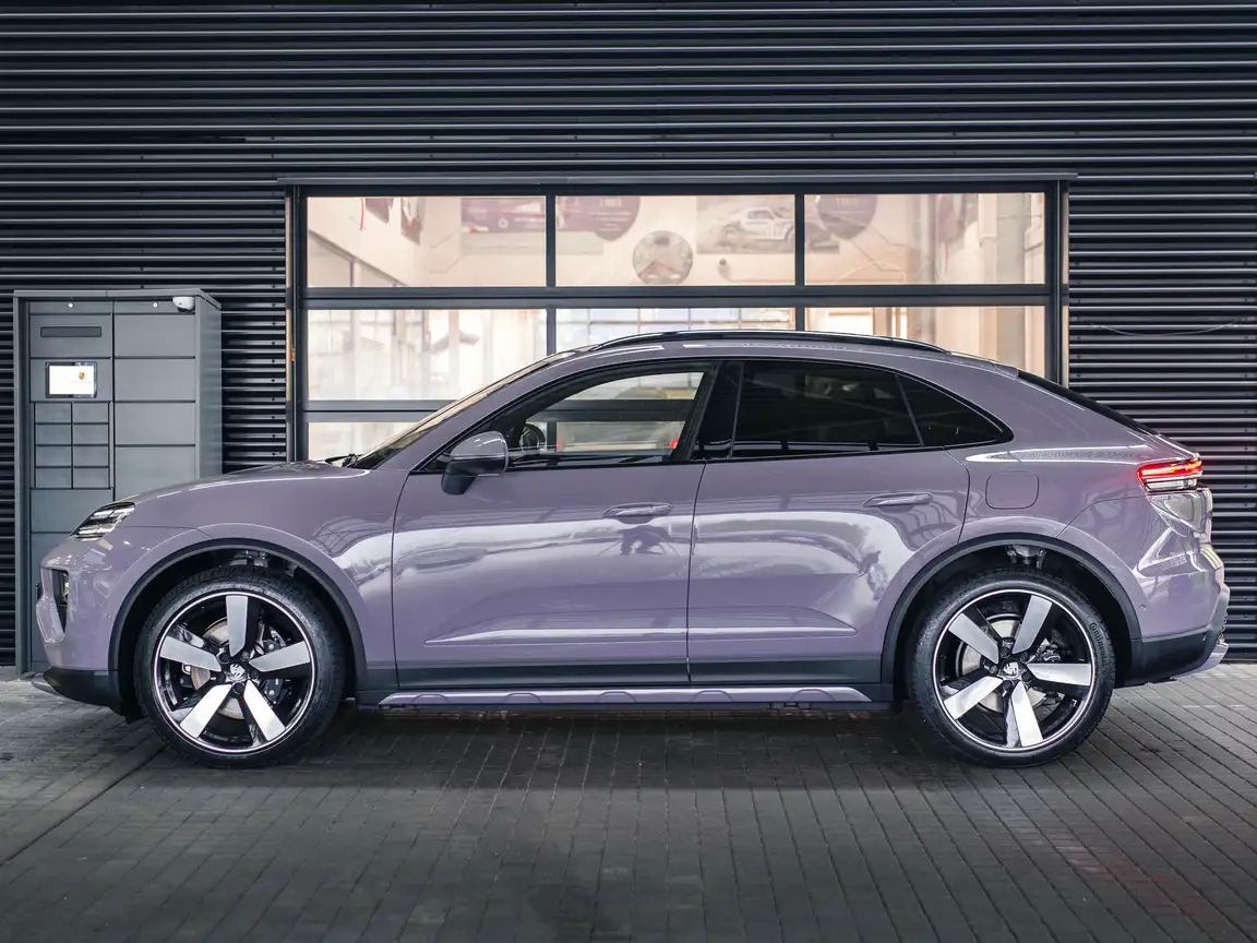 PORSCHE MACAN