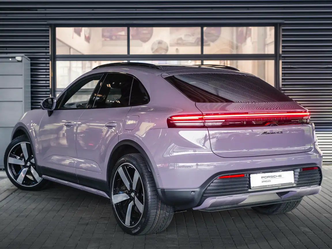 PORSCHE MACAN