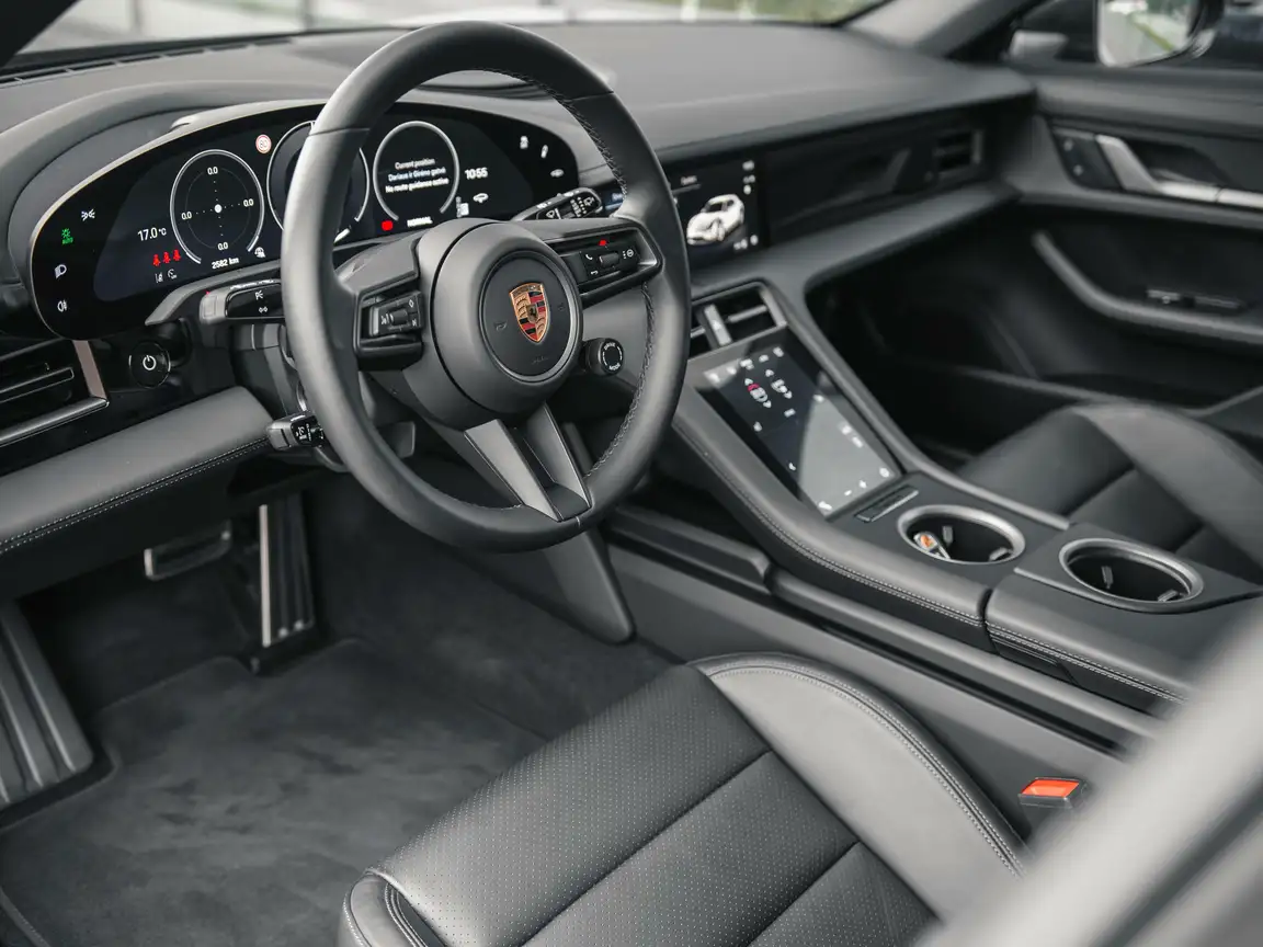 PORSCHE TAYCAN
