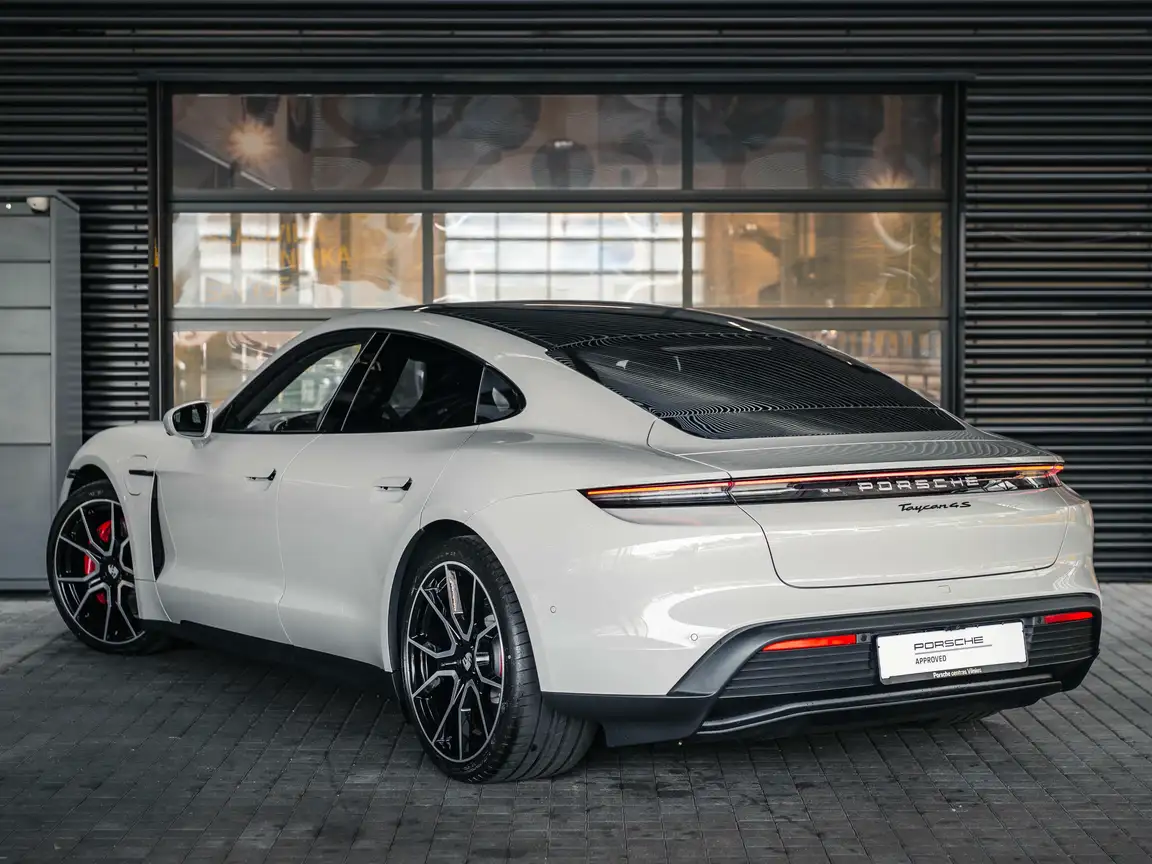 PORSCHE TAYCAN