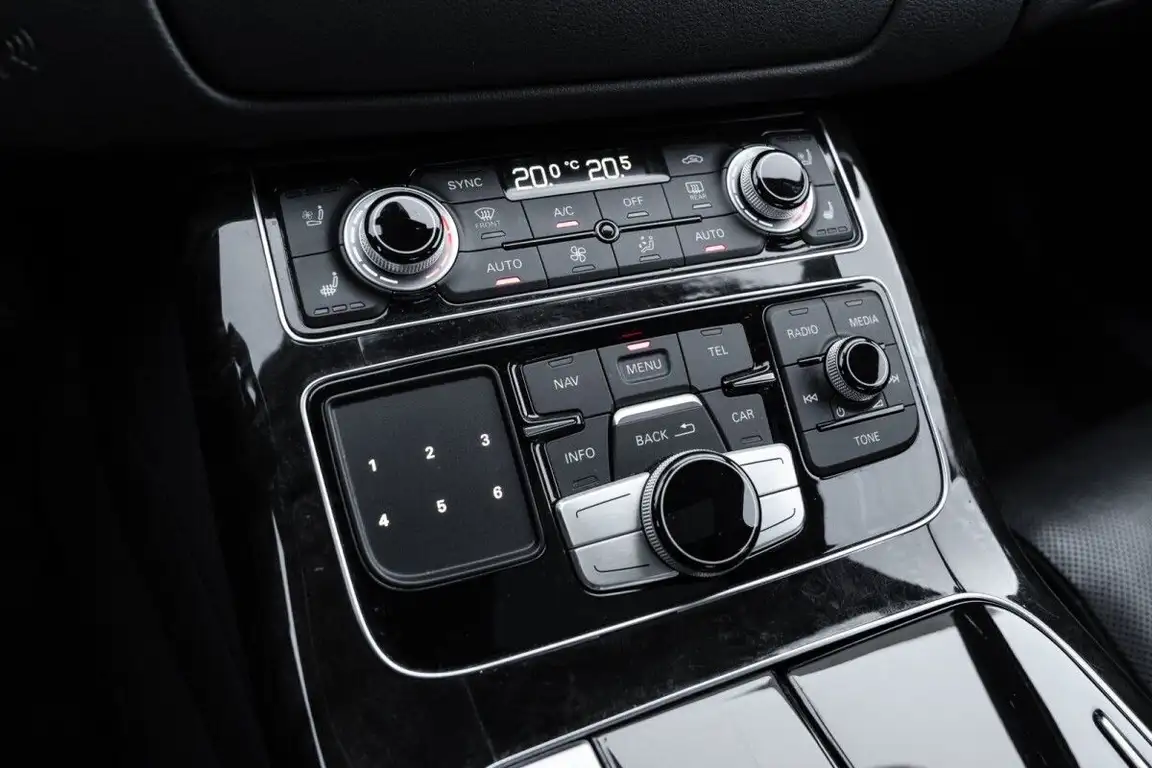 AUDI A8