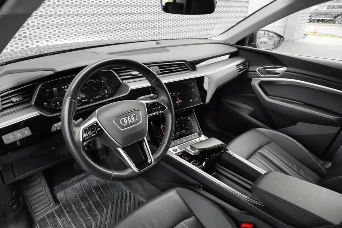 AUDI E-TRON