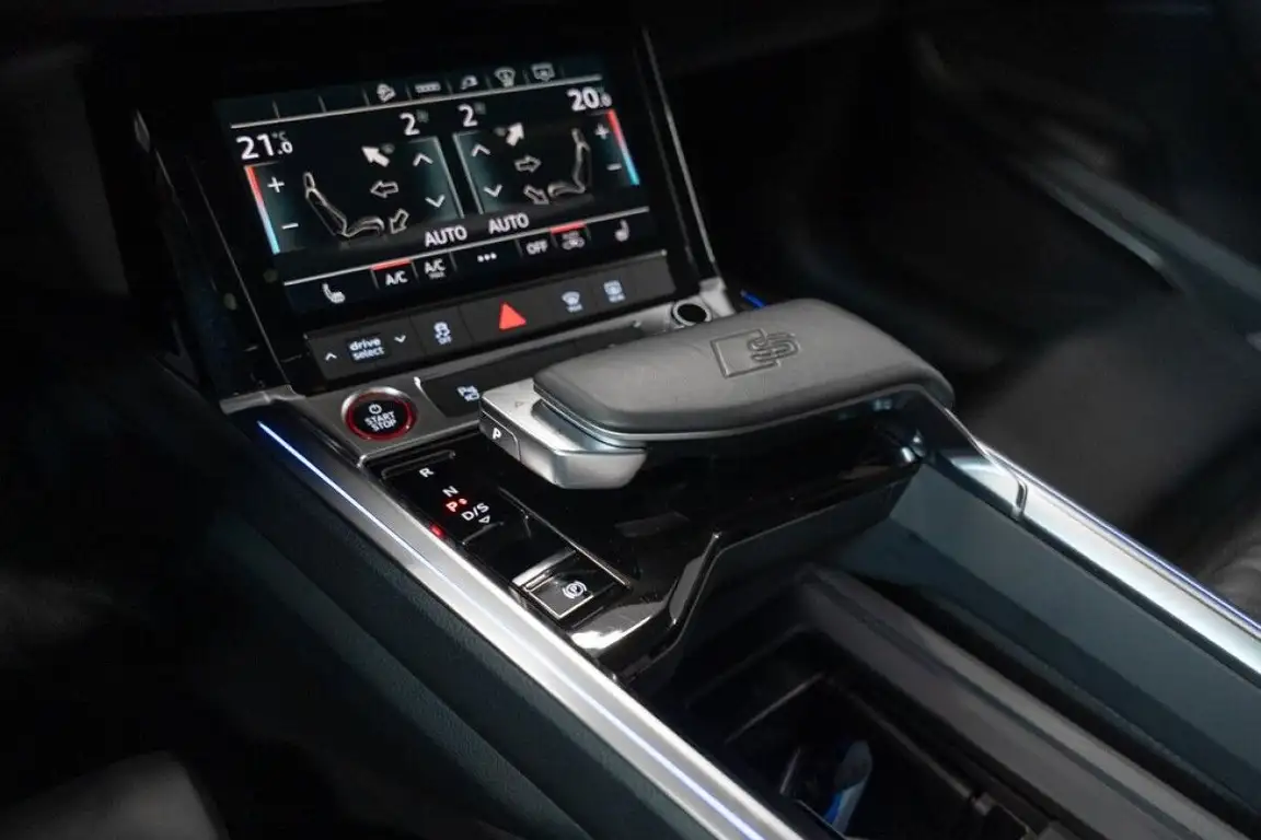 AUDI E-TRON