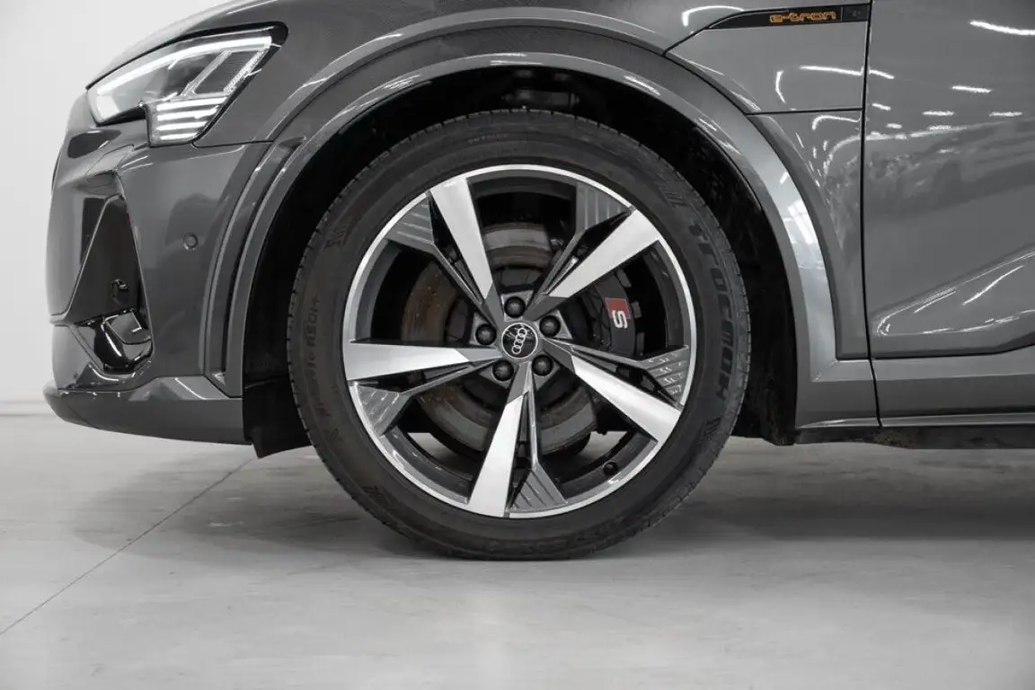AUDI E-TRON