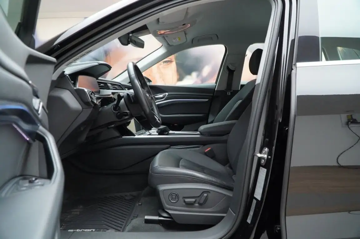 AUDI E-TRON