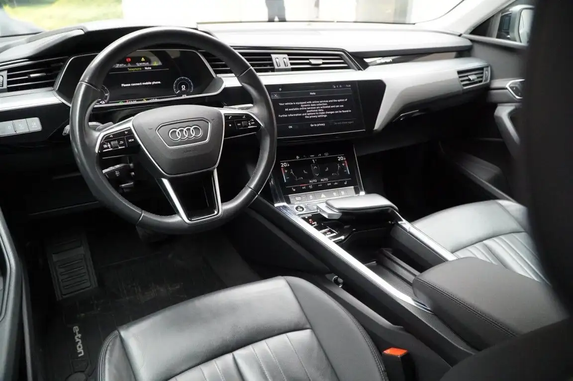 AUDI E-TRON
