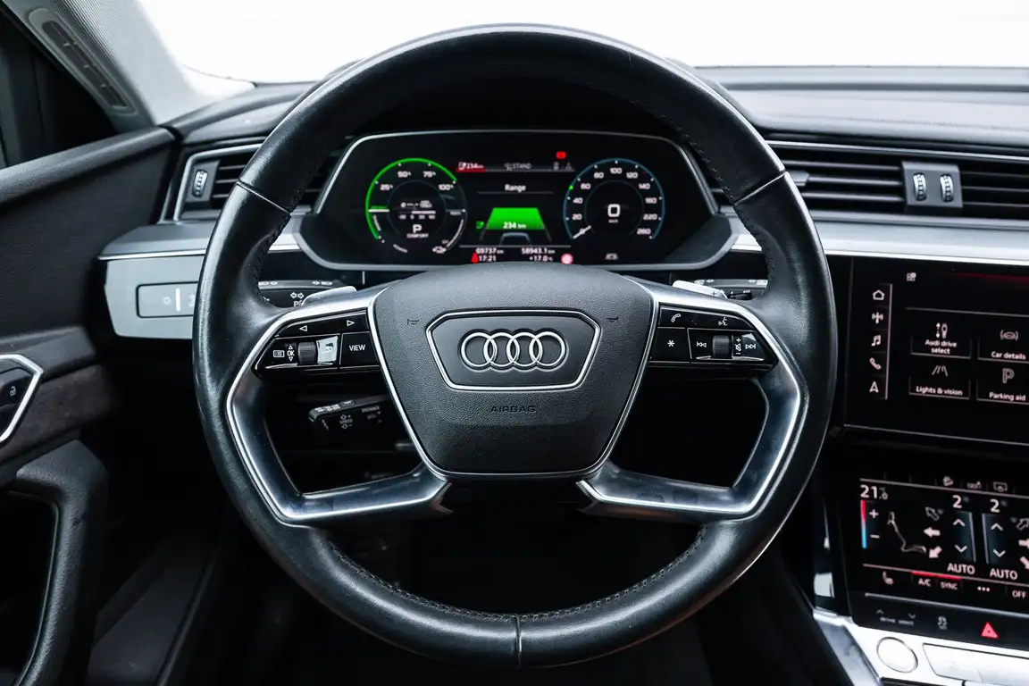 AUDI E-TRON