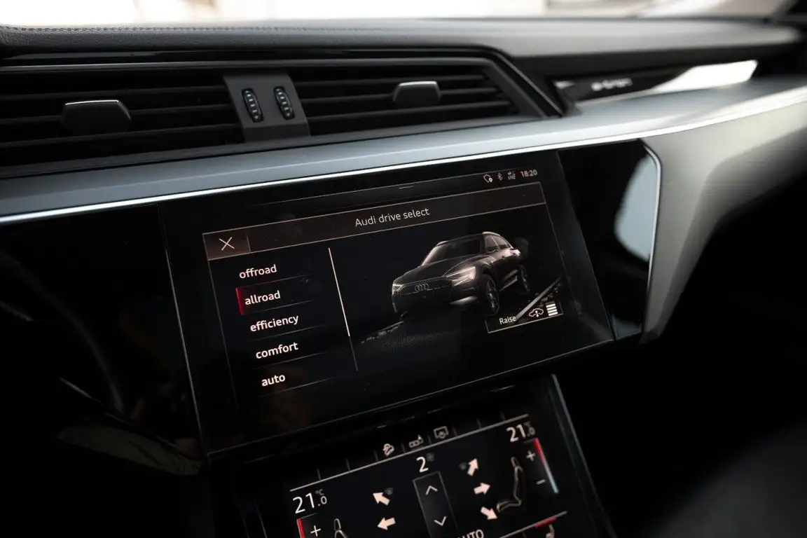 AUDI E-TRON