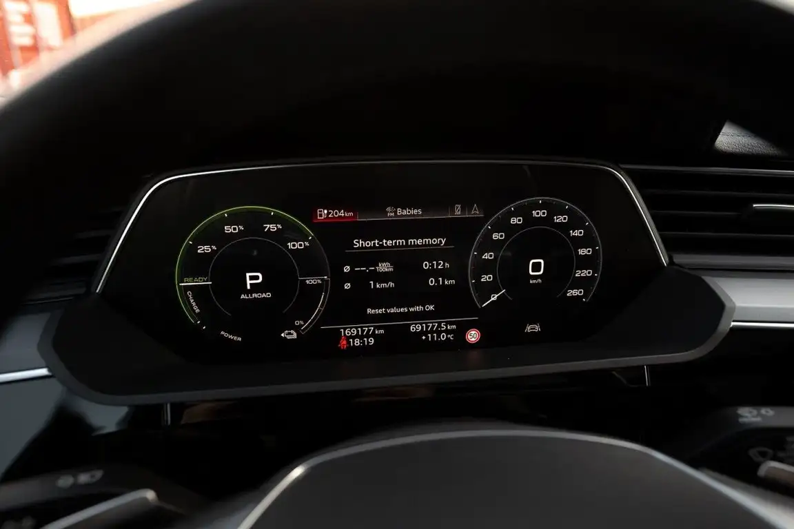 AUDI E-TRON