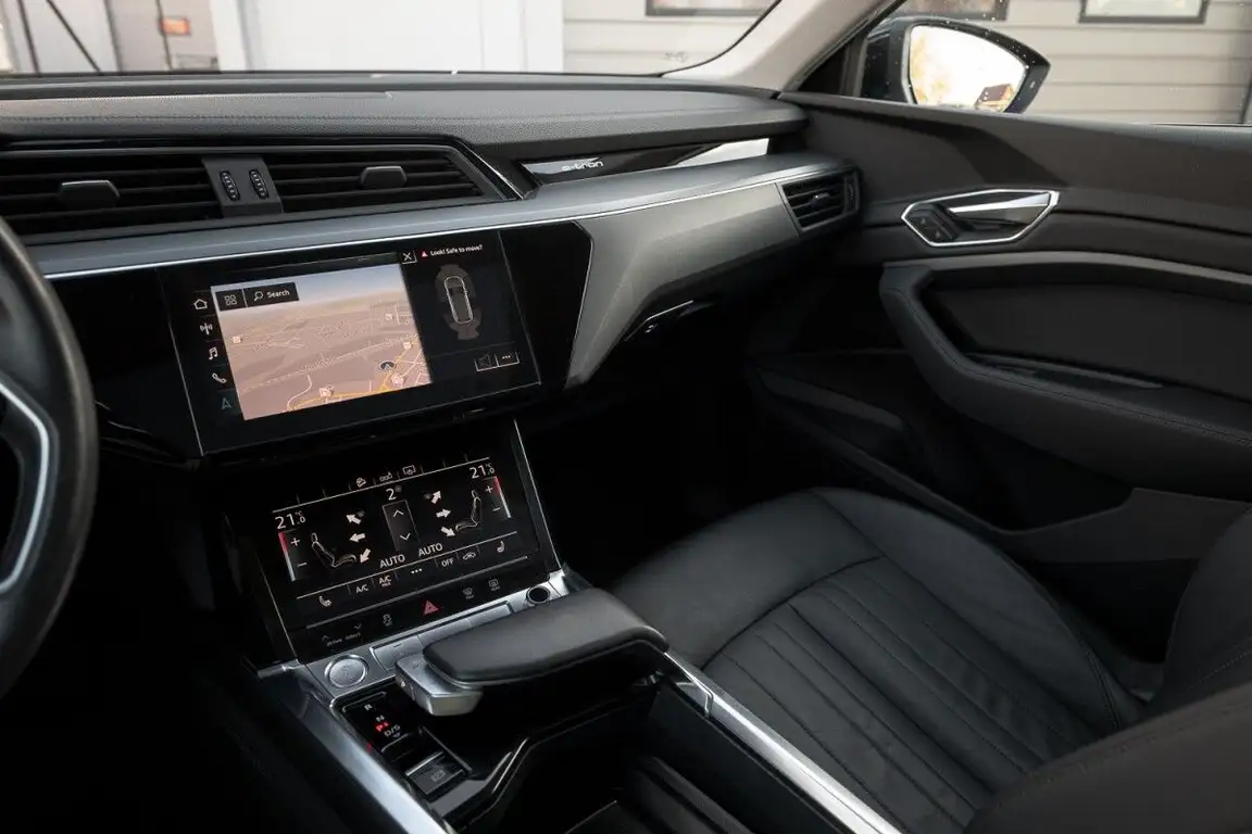 AUDI E-TRON