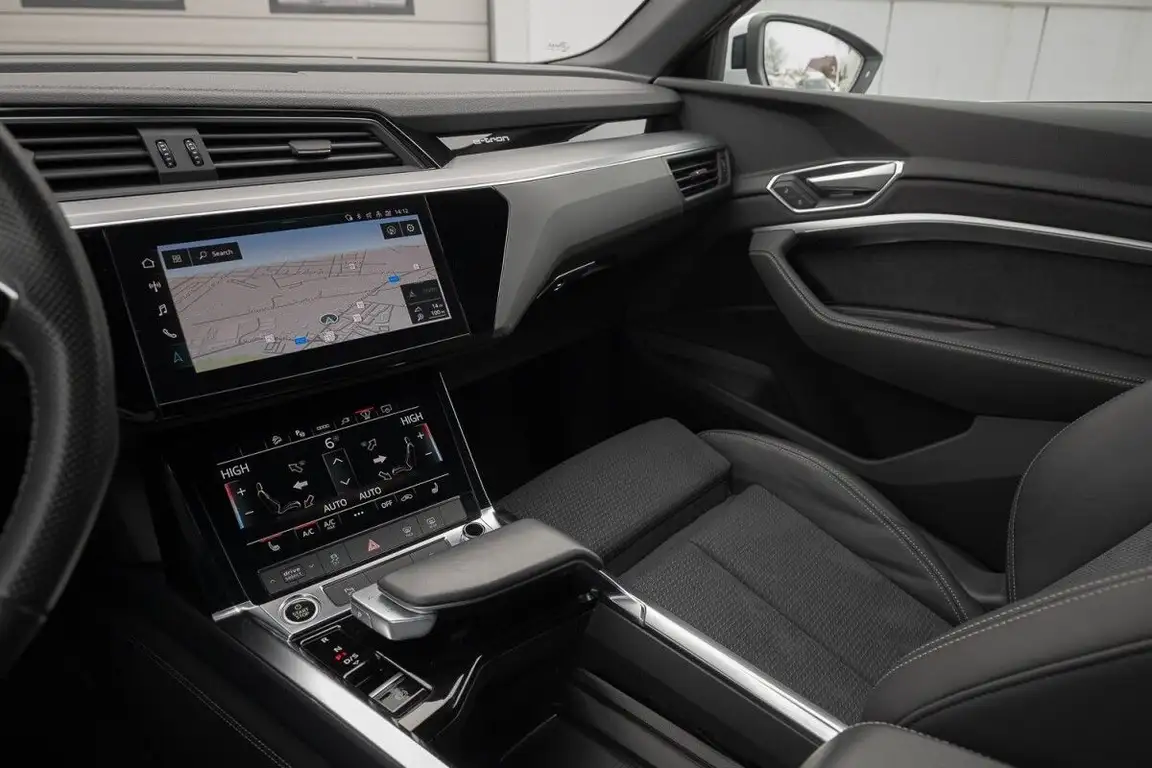 AUDI E-TRON
