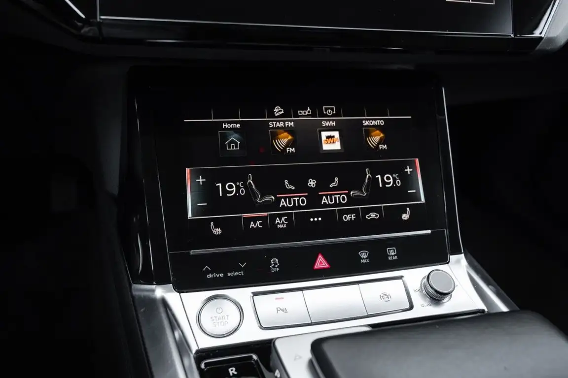 AUDI E-TRON