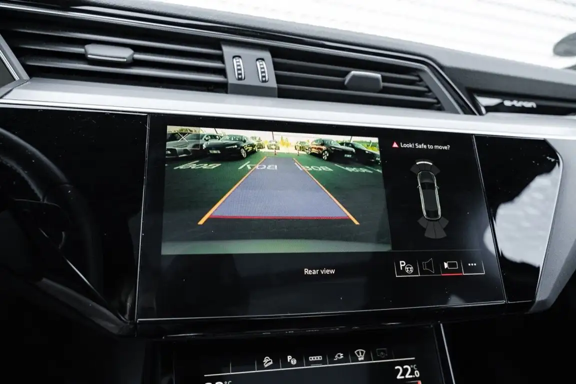 AUDI E-TRON