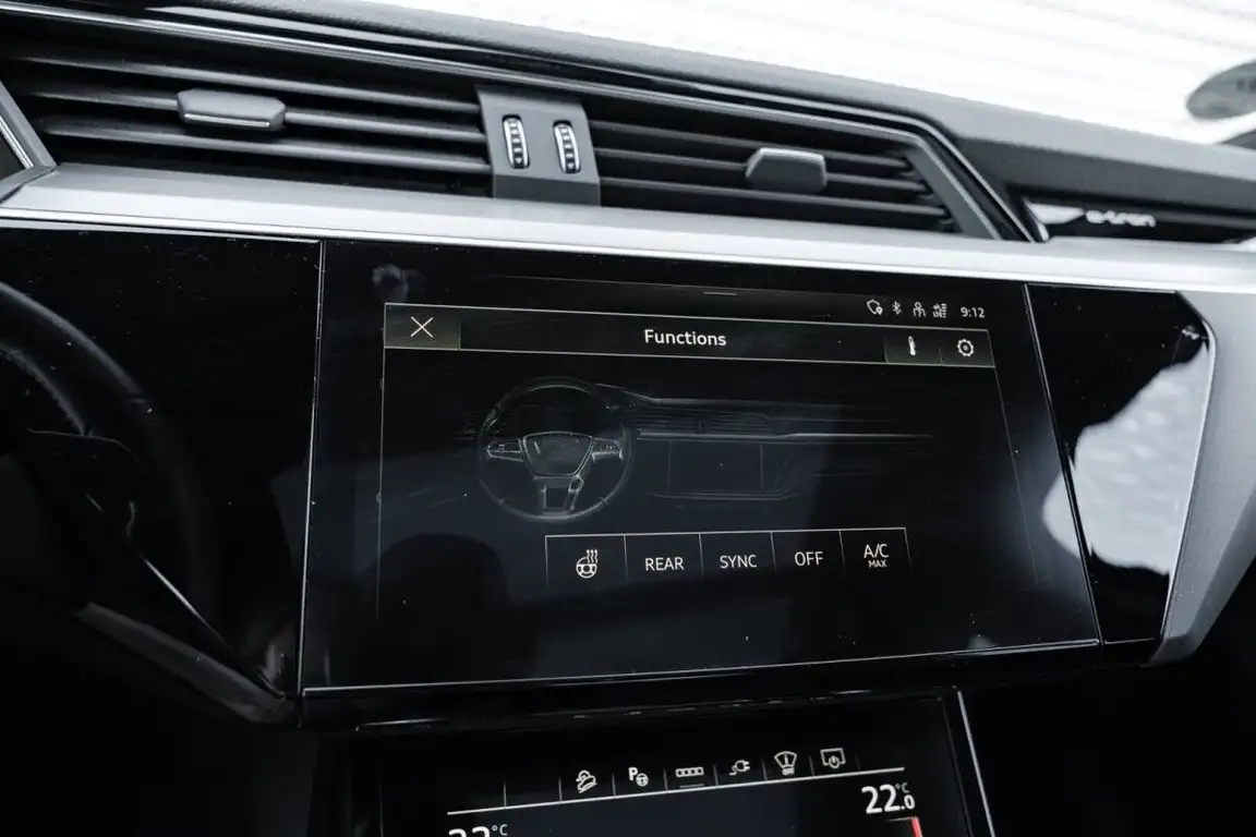 AUDI E-TRON