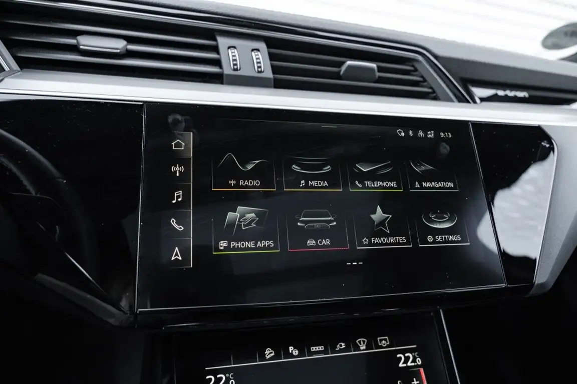 AUDI E-TRON