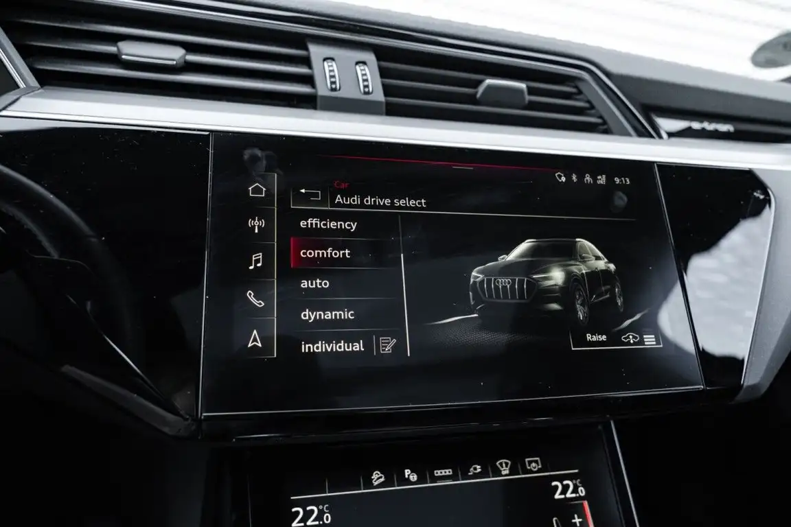 AUDI E-TRON